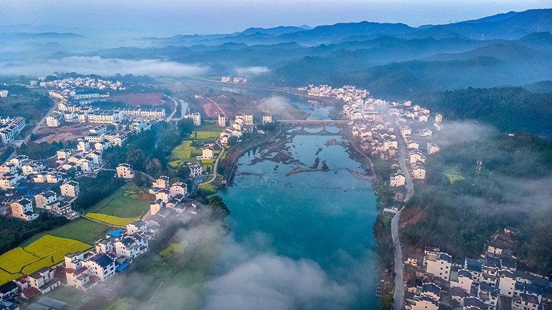 薄雾笼山村